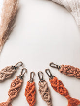 Lade das Bild in den Galerie-Viewer, Makramee Keychain "Macradamia" ROSE