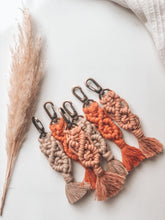Lade das Bild in den Galerie-Viewer, Makramee Keychain "Macradamia" TERRACOTTA