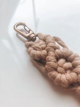 Lade das Bild in den Galerie-Viewer, Makramee Keychain "Macradamia" SAND