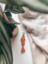 Lade das Bild in den Galerie-Viewer, Makramee Keychain "Macradamia" TERRACOTTA