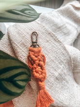Lade das Bild in den Galerie-Viewer, Makramee Keychain "Macradamia" TERRACOTTA