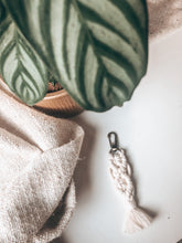 Lade das Bild in den Galerie-Viewer, Makramee Keychain "Macradamia" NATUR