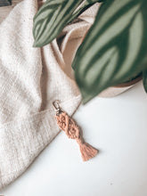 Lade das Bild in den Galerie-Viewer, Makramee Keychain "Macradamia" ROSE