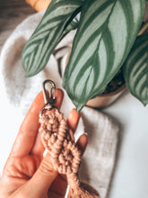 Lade das Bild in den Galerie-Viewer, Makramee Keychain "Macradamia" ROSE
