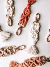 Lade das Bild in den Galerie-Viewer, DIY BOX Makramee Keychain "Macradamia"
