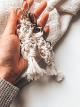 Lade das Bild in den Galerie-Viewer, Personalisierter Makramee Keychain "Macradamia" NATURAL