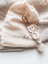 Lade das Bild in den Galerie-Viewer, Personalisierter Makramee Keychain "Macradamia" NATURAL