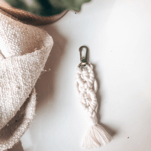 Lade das Bild in den Galerie-Viewer, Makramee Keychain "Macradamia" NATUR
