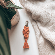 Lade das Bild in den Galerie-Viewer, Makramee Keychain "Macradamia" TERRACOTTA