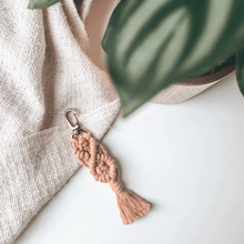Lade das Bild in den Galerie-Viewer, Makramee Keychain "Macradamia" ROSE