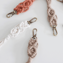 Lade das Bild in den Galerie-Viewer, Makramee Keychain "Macradamia" SAND