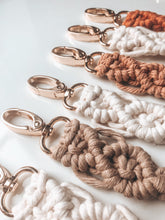 Lade das Bild in den Galerie-Viewer, Makramee Keychain "Macradamia" SAND